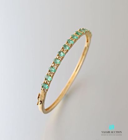 null Vermeil bracelet decorated with oval-cut emeralds alternating with small diamonds,...