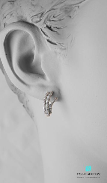 null Pair of 750 thousandths white gold earrings set with three freeform lines set...