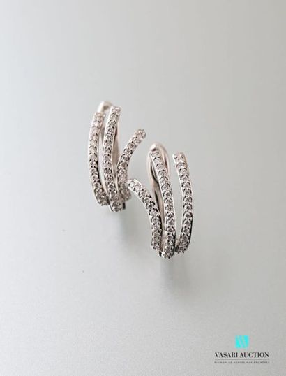 null Pair of 750 thousandths white gold earrings set with three freeform lines set...