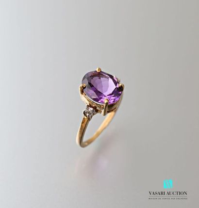 null Vermilion ring set with an oval cut amethyst shouldered by two small diamonds.
Gross...