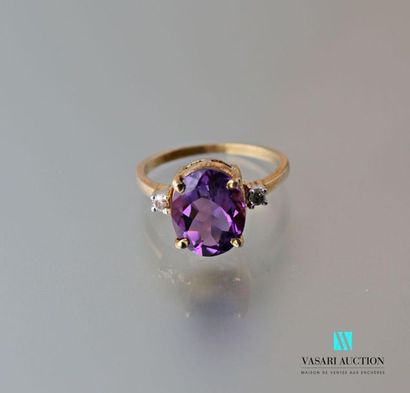 null Vermilion ring set with an oval cut amethyst shouldered by two small diamonds.
Gross...