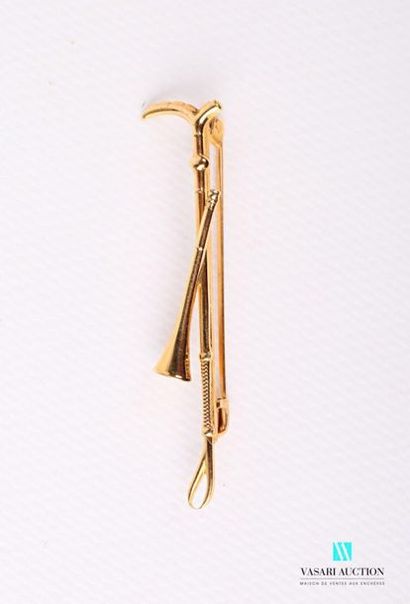 null Epingle de cravate en métal doré à décor d'une pibole et d'une cravache de chasse
Long....