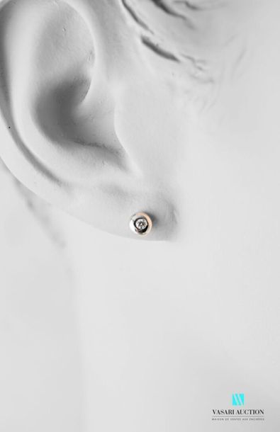 null Paire de boutons d'oreilles en or blanc 750 millièmes ornés de deux diamants...
