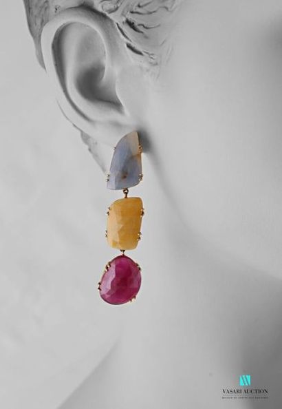 null Paire de pendants d'oreilles en vermeil ornés de trois saphirs multicolores...