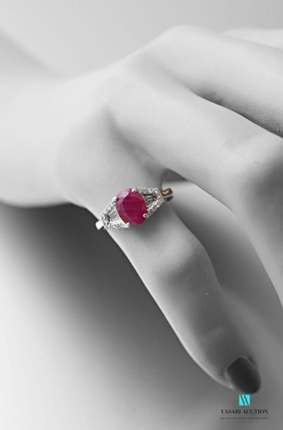 null 750 thousandths white gold ring set in its centre with a ruby of approximately...