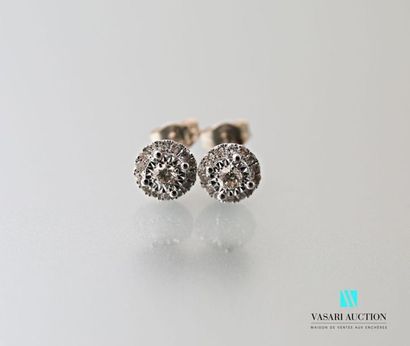 null Pair of 750 thousandth white gold earrings adorned with modern cut diamonds,...