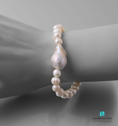null Bracelet on extensible white pearl cord decorated with a large baroque pear...