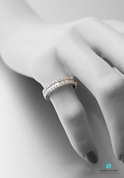 null Half wedding band in 750 thousandths white gold decorated in its centre with...