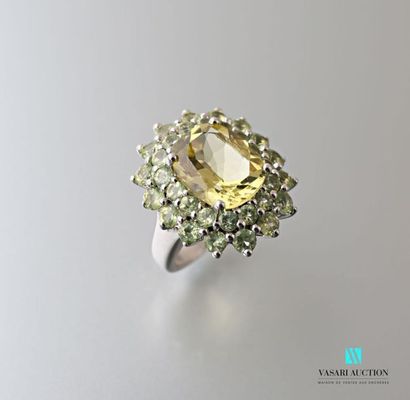 null Silver ring set with an oval quartz lemon in a double green stone surround Gross
weight:...