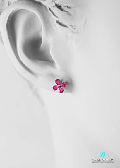 null Pair of 750 thousandths yellow gold flower shaped earrings set with eight pear...