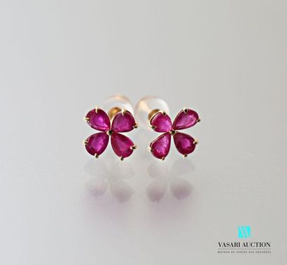 null Pair of 750 thousandths yellow gold flower shaped earrings set with eight pear...