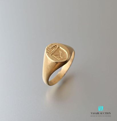 null Yellow gold signet ring with 750 thousandths armour Gross 
weight: 8.6 g - Finger...