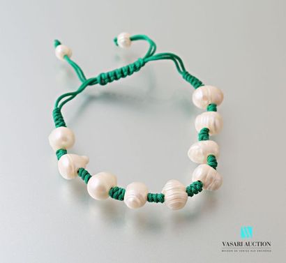 null Bracelet sur coton vert orné de perles blanches