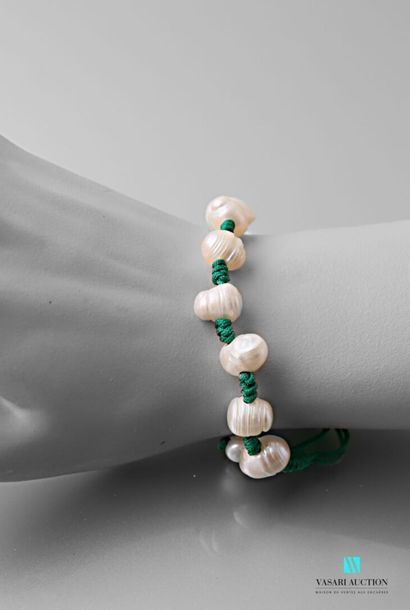 null Bracelet sur coton vert orné de perles blanches