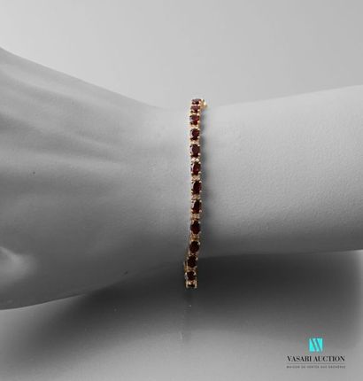 null Vermeil line bracelet adorned with oval-cut garnet alternating with round diamonds,...