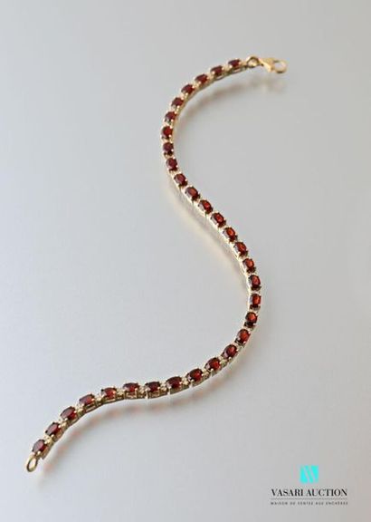 null Vermeil line bracelet adorned with oval-cut garnet alternating with round diamonds,...