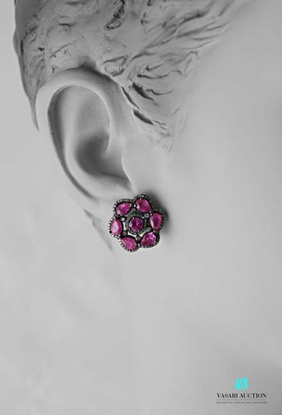 null Paire de boucles d'oreilles en argent en forme de rosace ajourée agrémentée...