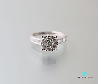 null 750 thousandths white gold ring set with a round pavement of seven diamonds,...