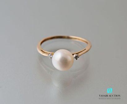 null Yellow gold ring 375 thousandths set in its center with a 6mm cultured pearl...