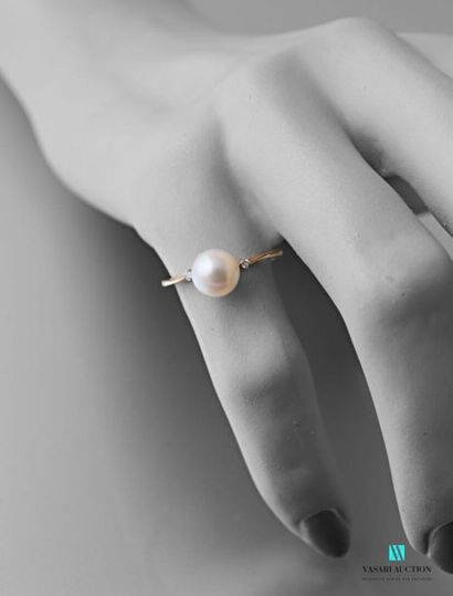 null Yellow gold ring 375 thousandths set in its center with a 6mm cultured pearl...