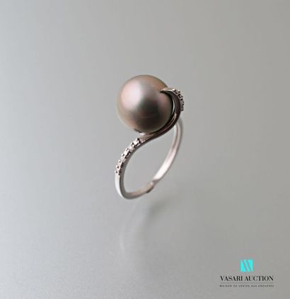 null White gold ring 375 thousandths adorned with a 9mm Tahitian pearl underlined...