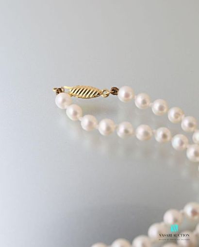 null Necklace of cultured pearls, the shuttle clasp gadrooned in yellow gold 750...