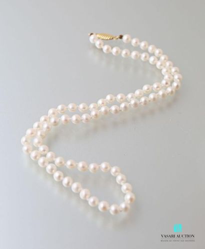 null Necklace of cultured pearls, the shuttle clasp gadrooned in yellow gold 750...