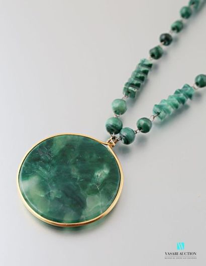 null Collier et pendentif de perles en pâte de verre vert imitant la malachite, le...