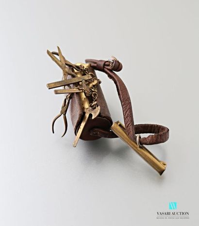null Leather and gilded metal brooch in the shape of a pouch and tools: hammer, pliers,...