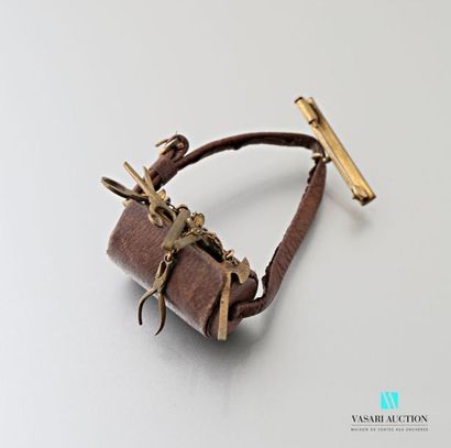 null Leather and gilded metal brooch in the shape of a pouch and tools: hammer, pliers,...