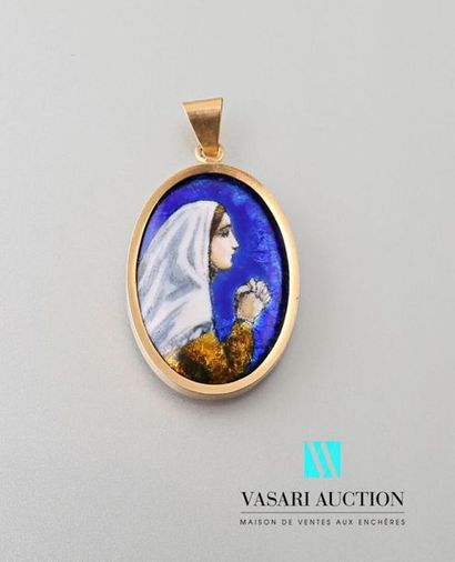 null Oval pendant in yellow gold 750 thousandths decorated with an enamel representing...