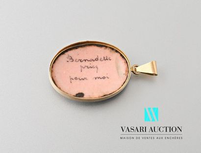 null Oval pendant in yellow gold 750 thousandths decorated with an enamel representing...
