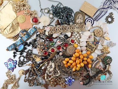 null Important lot de bijoux fantaisies en métal, émail et divers comprenant colliers,...