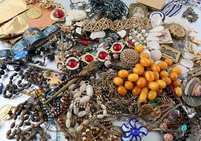 null Important lot de bijoux fantaisies en métal, émail et divers comprenant colliers,...
