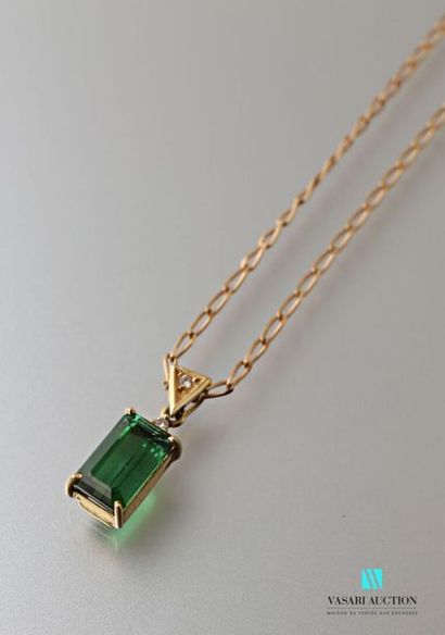 null A 750-thousandths link horse chain in yellow gold and a gold pendant holding...