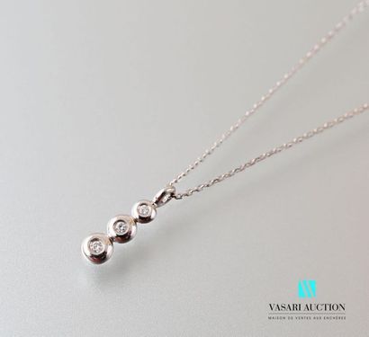 null Pendant and its chain in 750 thousandths white gold, the pendant presents three...