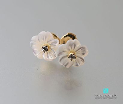 null Pair of 750 thousandths yellow gold flower shaped earrings adorned with two...