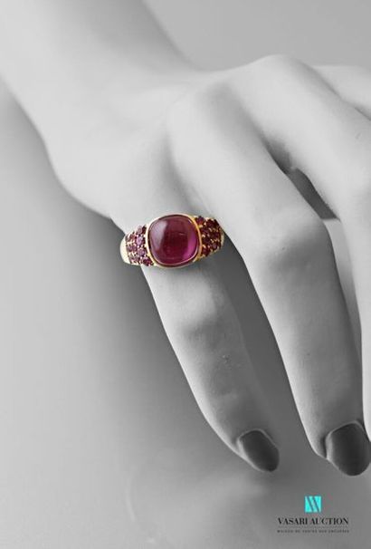 null Ring in vermeil centered and shouldered with rhodolites Gross
weight : 5,10...