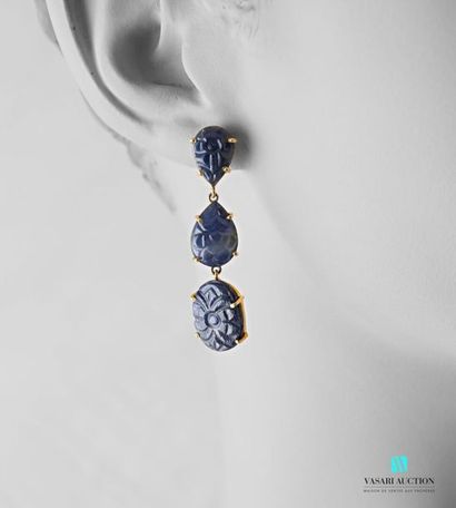 null Pair of vermeil ear pendants with three oval and piriform sapphires engraved.
Gross...