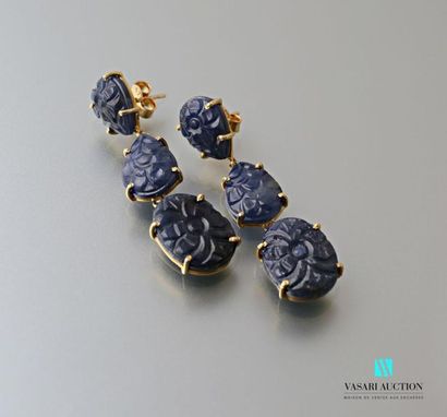 null Pair of vermeil ear pendants with three oval and piriform sapphires engraved.
Gross...