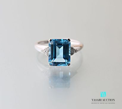 null A 750 thousandths white gold ring adorned at its centre with an emerald-cut...