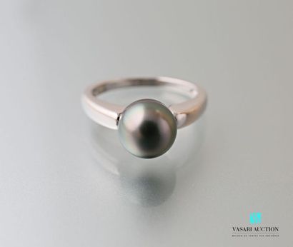 null 925 sterling silver ring decorated with a pear-shaped Tahitian pearl Gross
weight:...