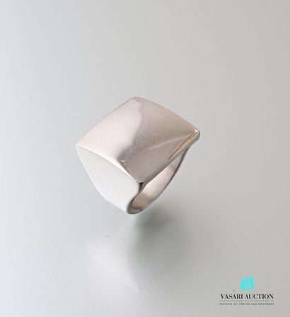 null Steel signet ring presenting a plain table.
Finger size : 60/61