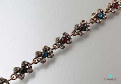 null Bracelet en métal orné de motifs de papillons agrémentés de pierres fantaisies.
Long....