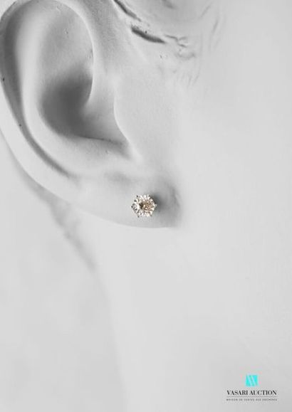 null Paire de boutons d'oreilles en or blanc 750 millièmes sertis de deux diamants...