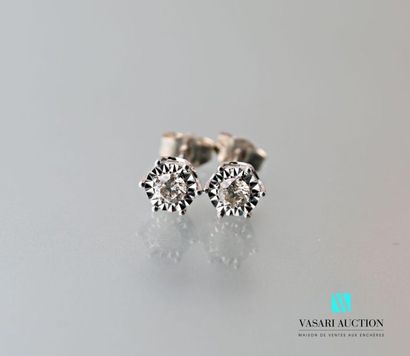 null Pair of 750 thousandths white gold earrings set with two modern cut diamonds,...