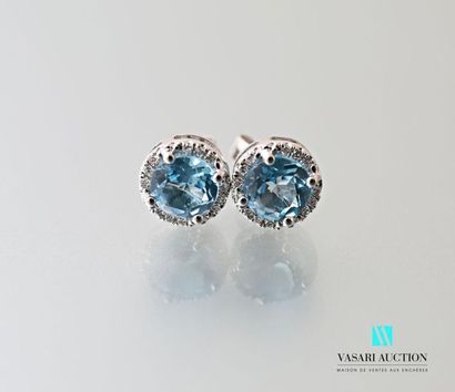 null Pair of round earrings in white gold 750 thousandths centered of a topaz in...