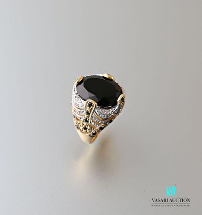 null Vermilion signet ring set with an oval onyx with openwork festoons.
Gross weight:...