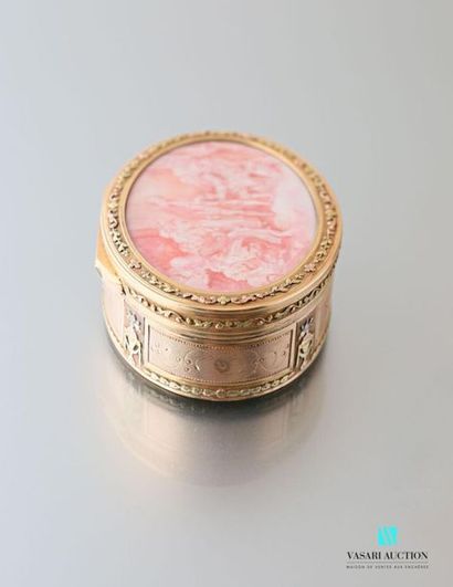  Boîte ovale en or de trois tons de style Louis XVI, à décor de pots à feu et colombes,...