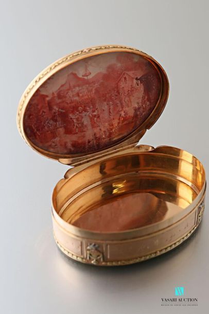  Boîte ovale en or de trois tons de style Louis XVI, à décor de pots à feu et colombes,...